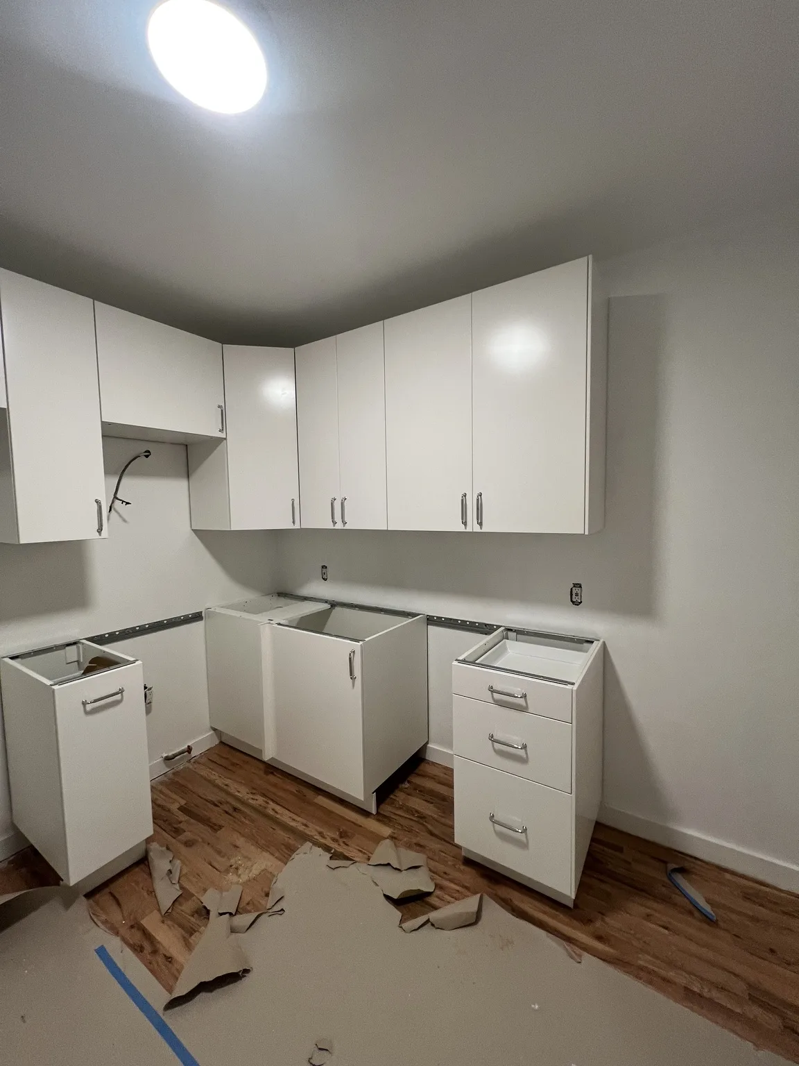 White SEKTION Base & Wall Install